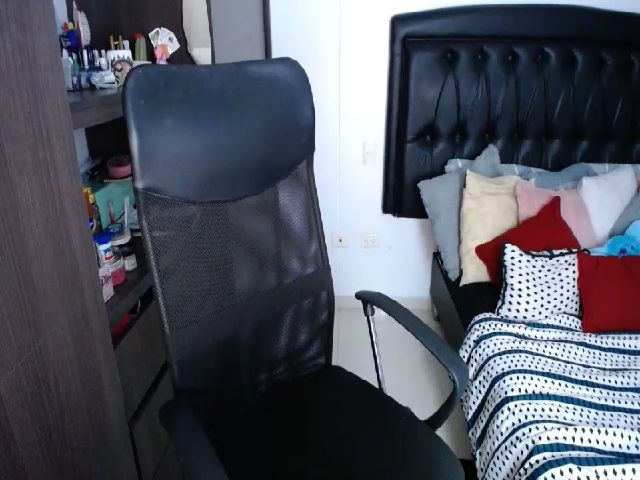 Live sex webcam photo for Valen_giraldo #260375902