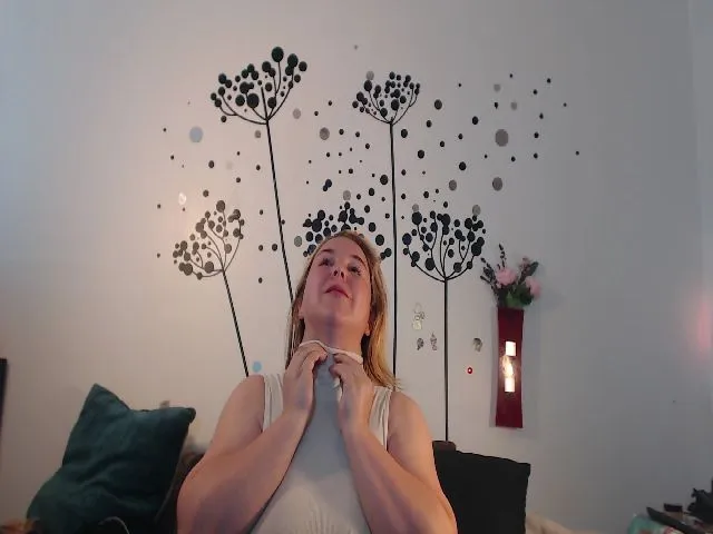 Live sex webcam photo for voluptuousDDD #256330550