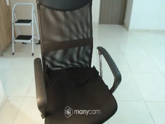 Live sex webcam photo for Lilleeychriis #261132993