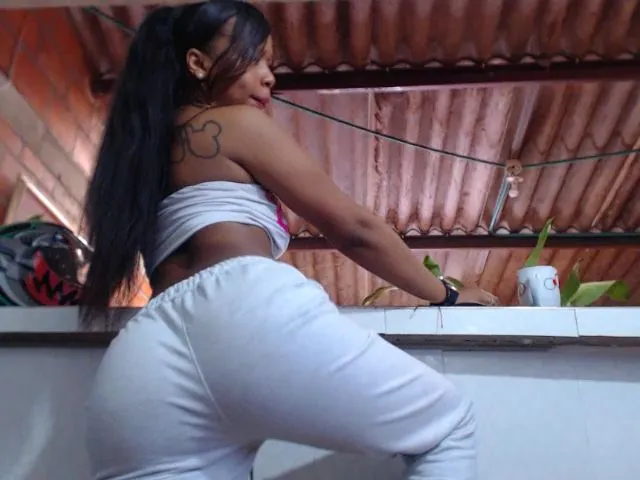 Live sex webcam photo for Hot_nia69 #253100714