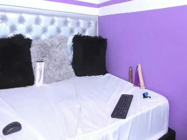 Live sex webcam photo for Violet21_ #262755347
