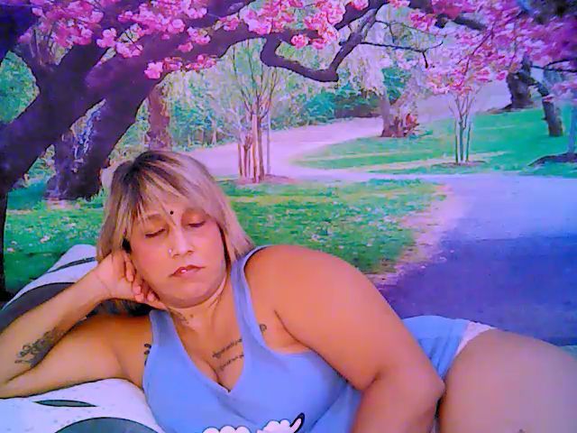 Live sex webcam photo for Roxyfoxy69 #261220407