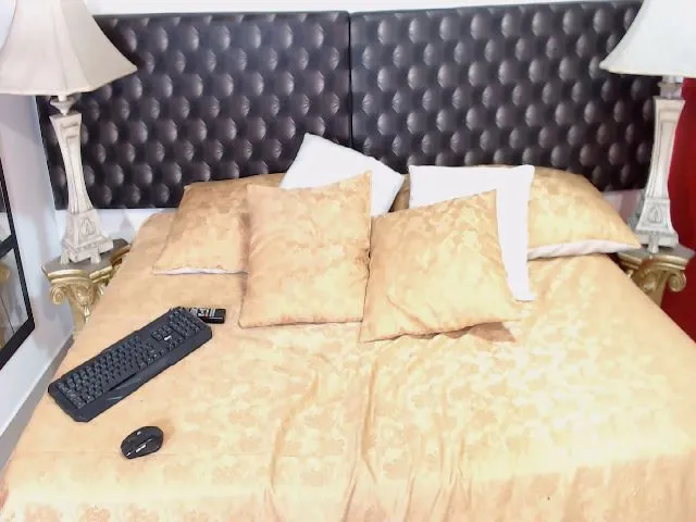 Live sex webcam photo for SharaEbony1 #262665263