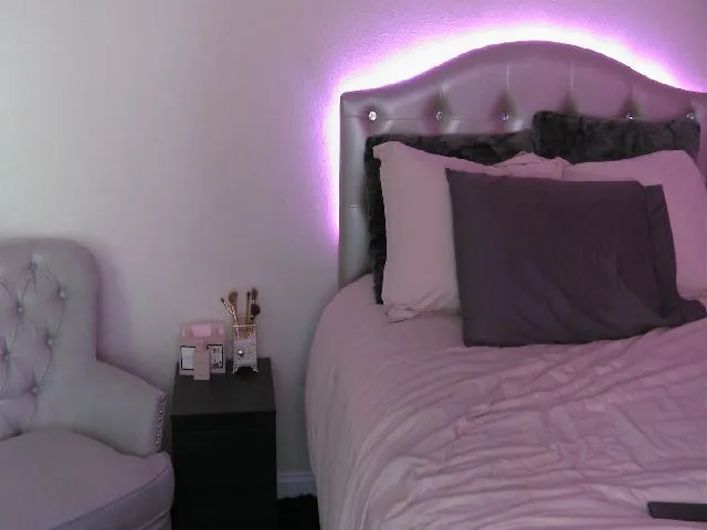 Live sex webcam photo for MeganMaxine #258333897
