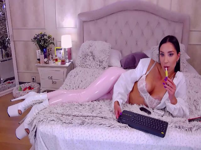 Live sex webcam photo for LolaNiceAss1 #254556773