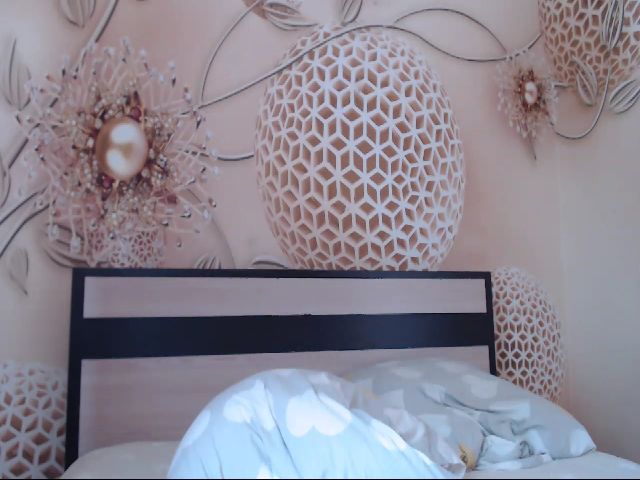 Live sex webcam photo for MeltingJulia #255894763