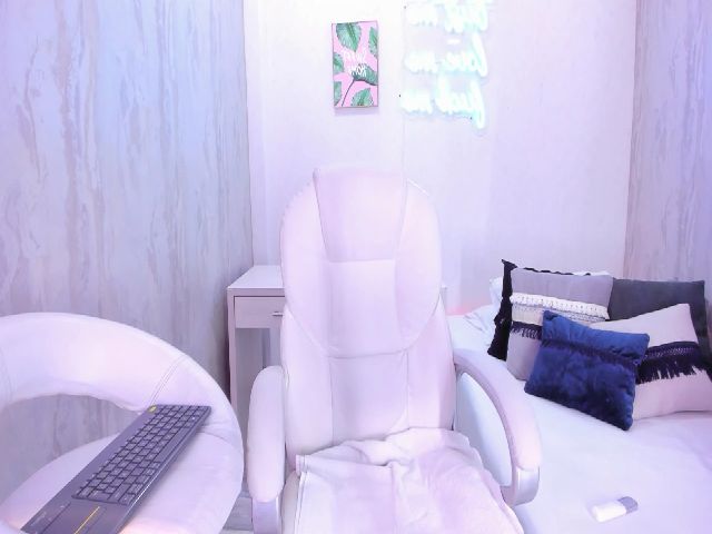 Live sex webcam photo for VictoriaMilan #260055629