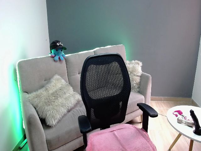 Live sex webcam photo for Jade7777 #258707686