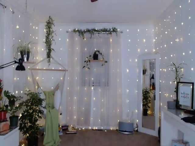 Live sex webcam photo for KellyHeart #254684499