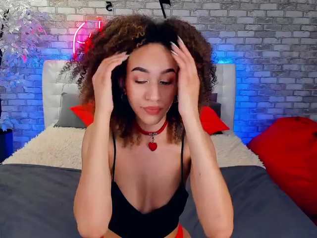 Live sex webcam photo for RaffaelaC #245299327