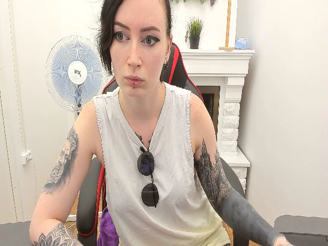 Live sex webcam photo for HelenCarter #252392413