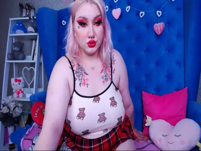 Live sex webcam photo for CurvyAlyce19 #256187933