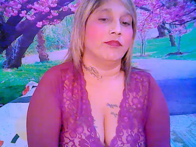 Live sex webcam photo for Roxyfoxy69 #253868721