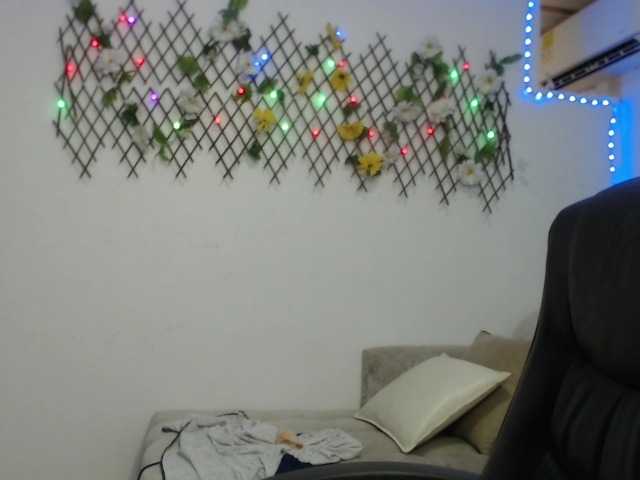 Live sex webcam photo for Lindsay-Petit #264432223