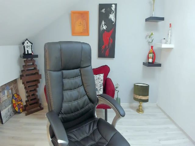 Live sex webcam photo for LizzieBrie #253391612