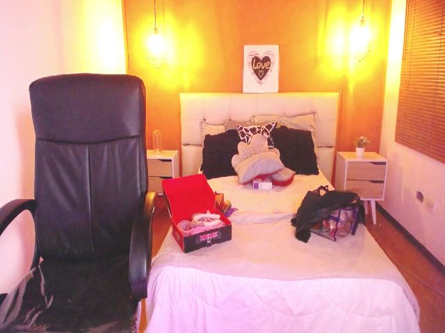 Live sex webcam photo for Kimjeniie #261057551