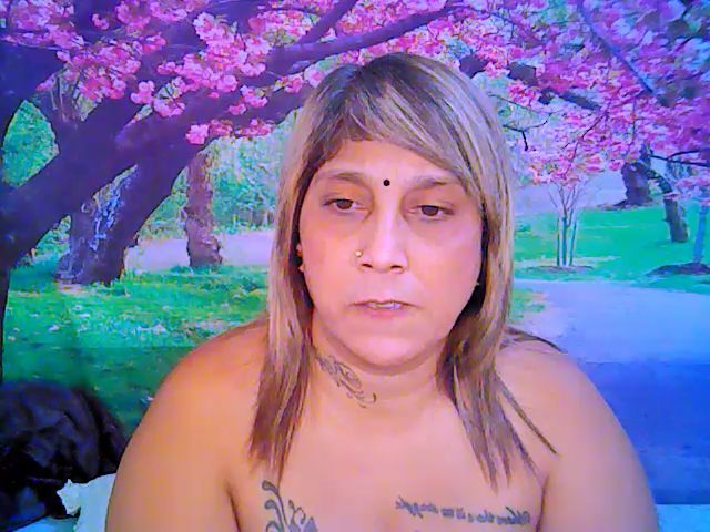 Live sex webcam photo for Roxyfoxy69 #264221440