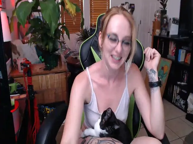 Live sex webcam photo for KinzySuicide #260247518