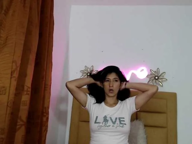 Live sex webcam photo for honey-sara96 #254644421