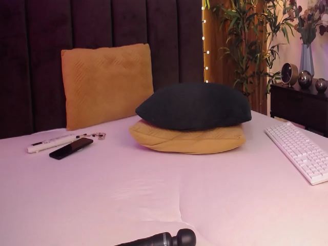 Live sex webcam photo for Wendiolson #264438583