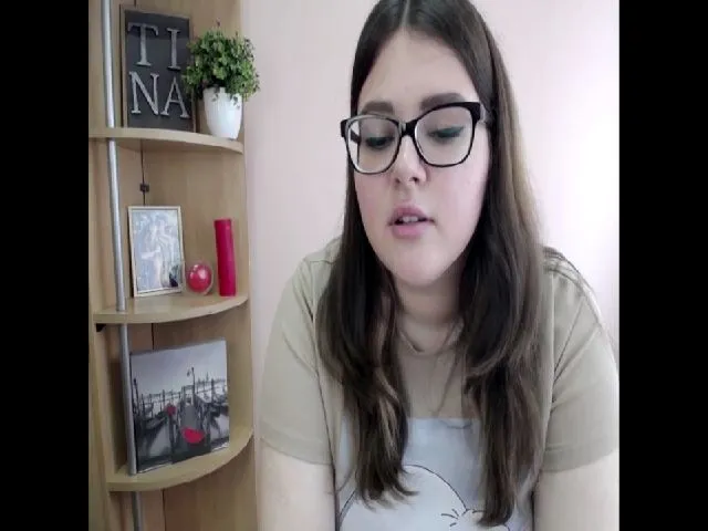Live sex webcam photo for SweetyTinna #263610335
