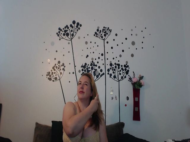 Live sex webcam photo for voluptuousDDD #263264073