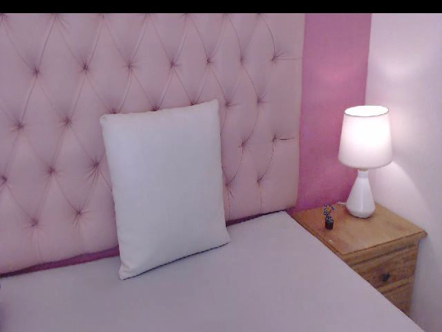 Live sex webcam photo for Keyra_R #257713844