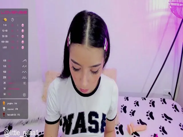 Live sex webcam photo for Little_Miaa1 #254075459