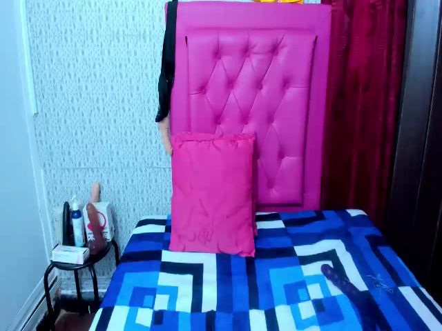 Live sex webcam photo for laura_1_ #261545145