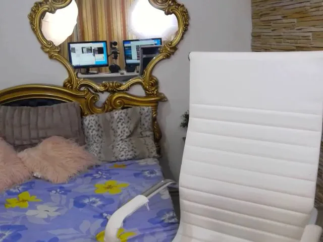 Live sex webcam photo for MissElisabeth #260998576