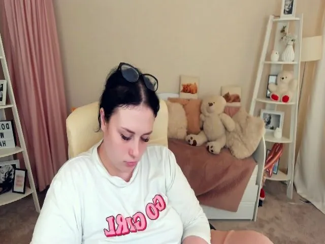 Live sex webcam photo for SerahMirabeli #263556604