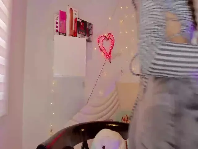 Live sex webcam photo for AlessaKitty #255400533