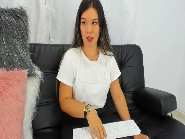 Live sex webcam photo for saracruz1 #256538898