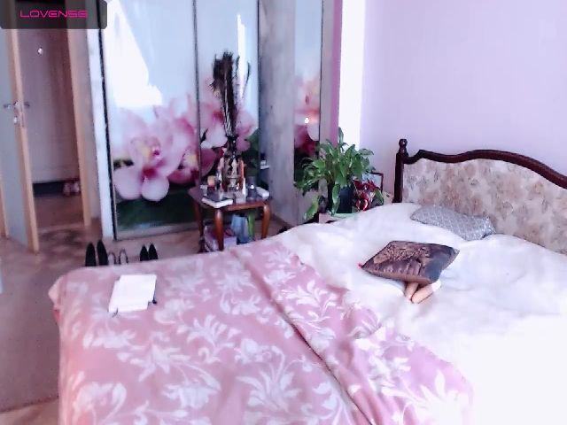 Live sex webcam photo for JuliannaLux #257486229