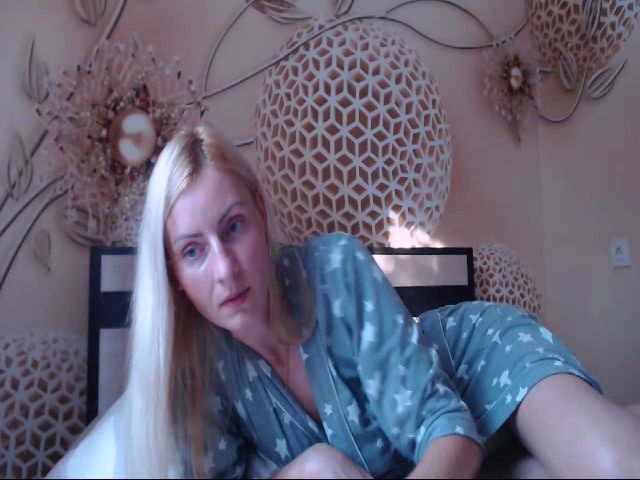 Live sex webcam photo for MeltingJulia #260024098