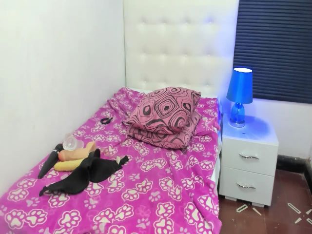 Live sex webcam photo for sexyfox_18 #253740770