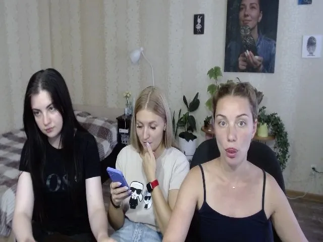 Live sex webcam photo for Emi_lywild #261379477