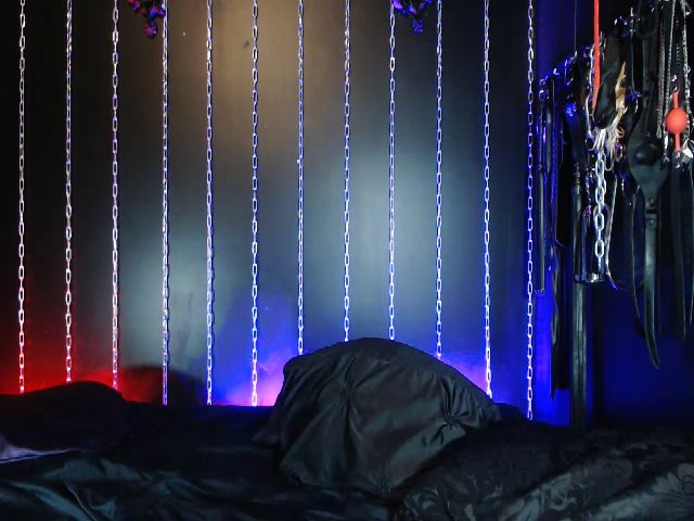 Live sex webcam photo for Goth_stripper #260392356