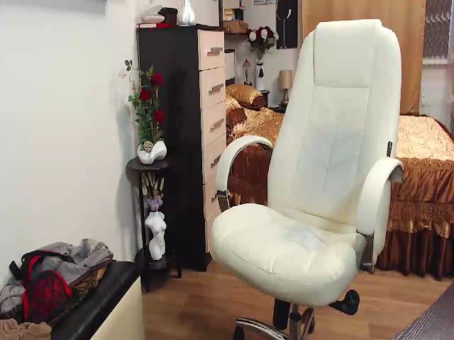 Live sex webcam photo for HardFuckMom #256245399