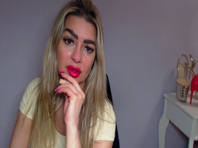 Live sex webcam photo for SuriHazeel #263441521