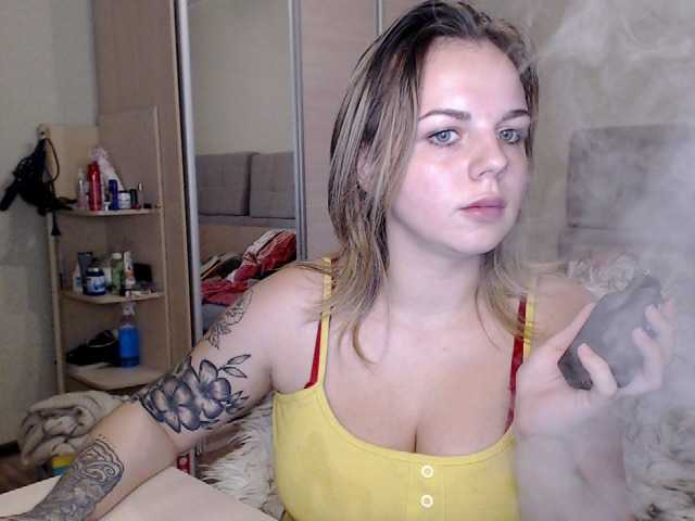 Live sex webcam photo for britneyshiny1 #248276294