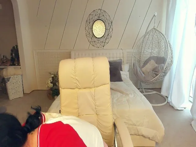 Live sex webcam photo for SerahMirabeli #255003251