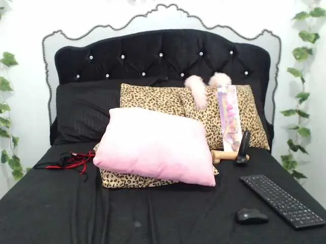 Live sex webcam photo for LeaQueen #241398164