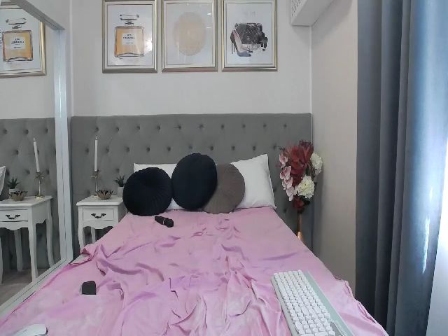 Live sex webcam photo for GracieCute #252443171