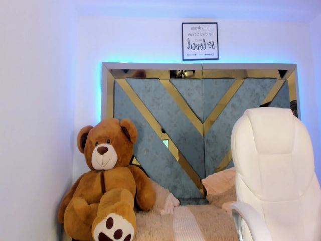 Live sex webcam photo for LoliSweet #259095236