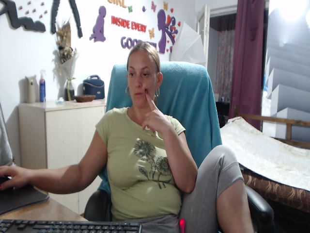 Live sex webcam photo for LiaMelanyy #253561166