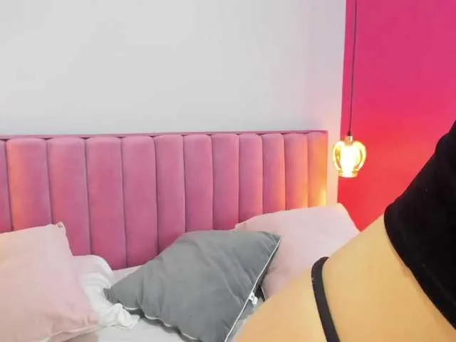 Live sex webcam photo for MaddyLennon #265054737