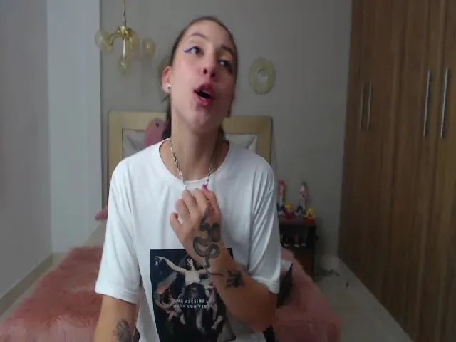 Live sex webcam photo for Emily_evans18 #252691538