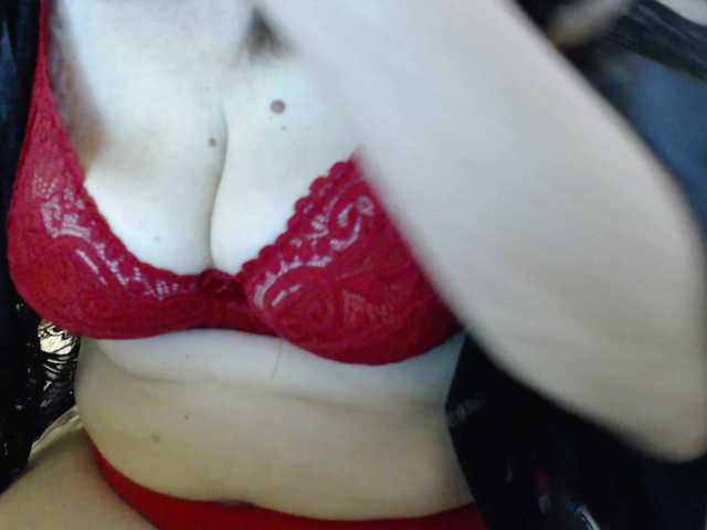 Live sex webcam photo for MadamSG #252137347