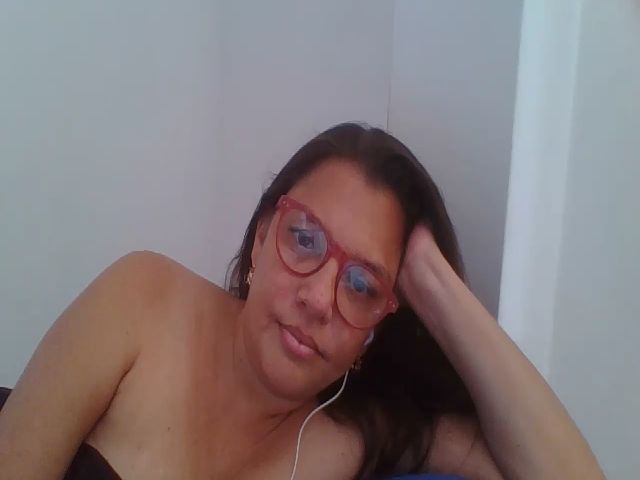 Live sex webcam photo for SweetLola01 #253842176